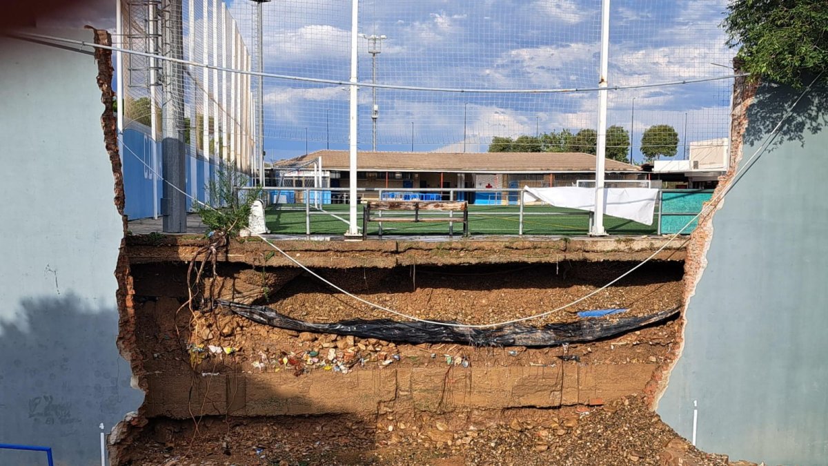 Daños. La estructura de un complejo deportivo colapsó por las lluvias.