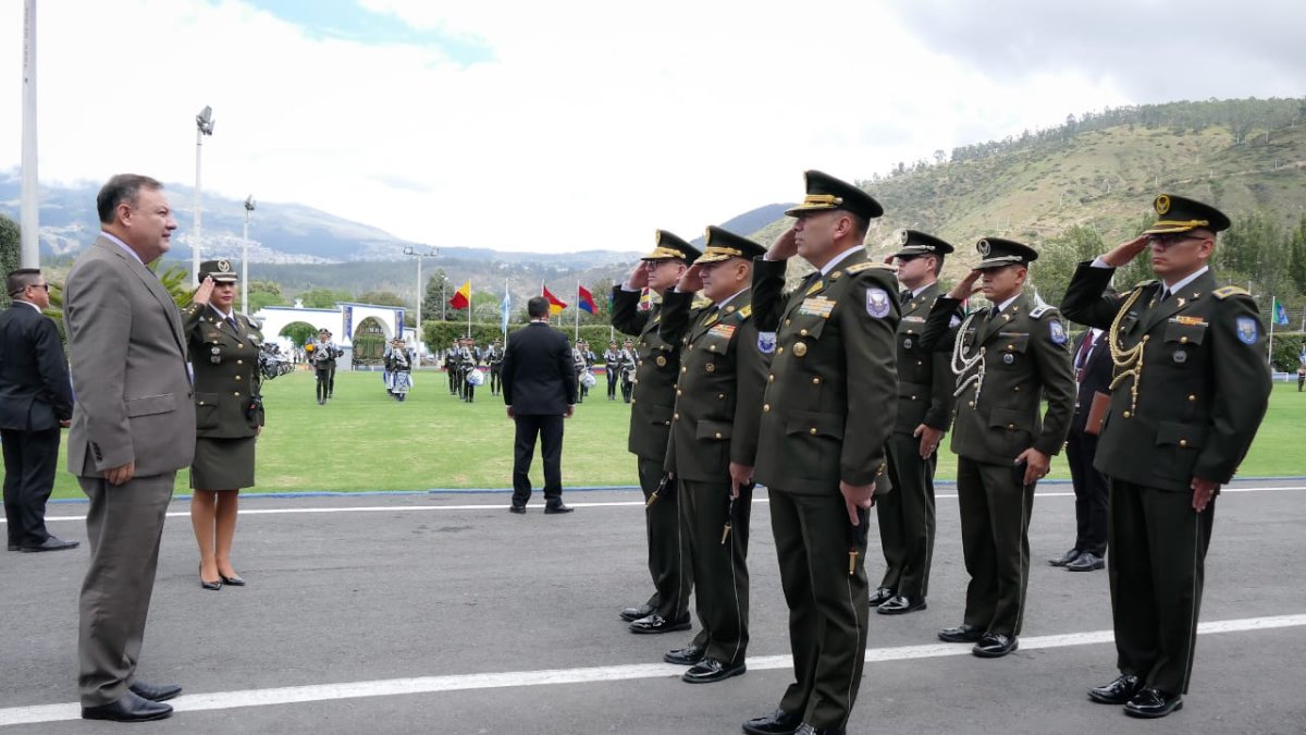 Agenda. El ministro del Interior participó en la condecoración a ciertos policías en servicio pasivo en Quito.