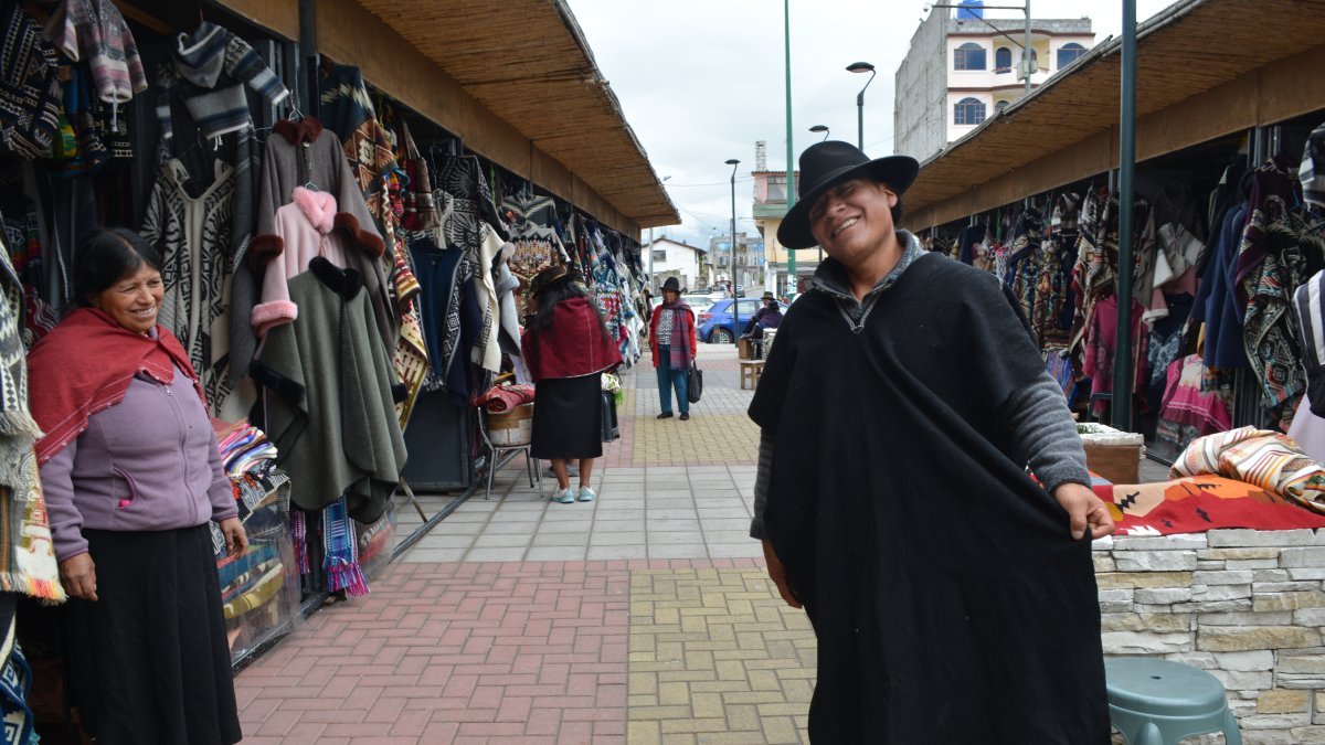 Salasaka. El poncho puede costar hasta 500 dólares. Para la confección se deben cumplir con varios procesos.