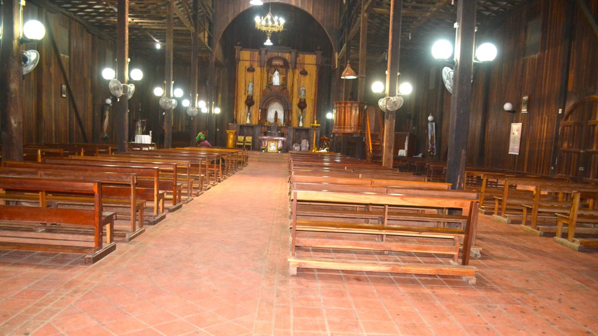 Colonche. Al fondo se observa la nave central de la iglesia Santa Catalina. Destaca su estructura en madera.