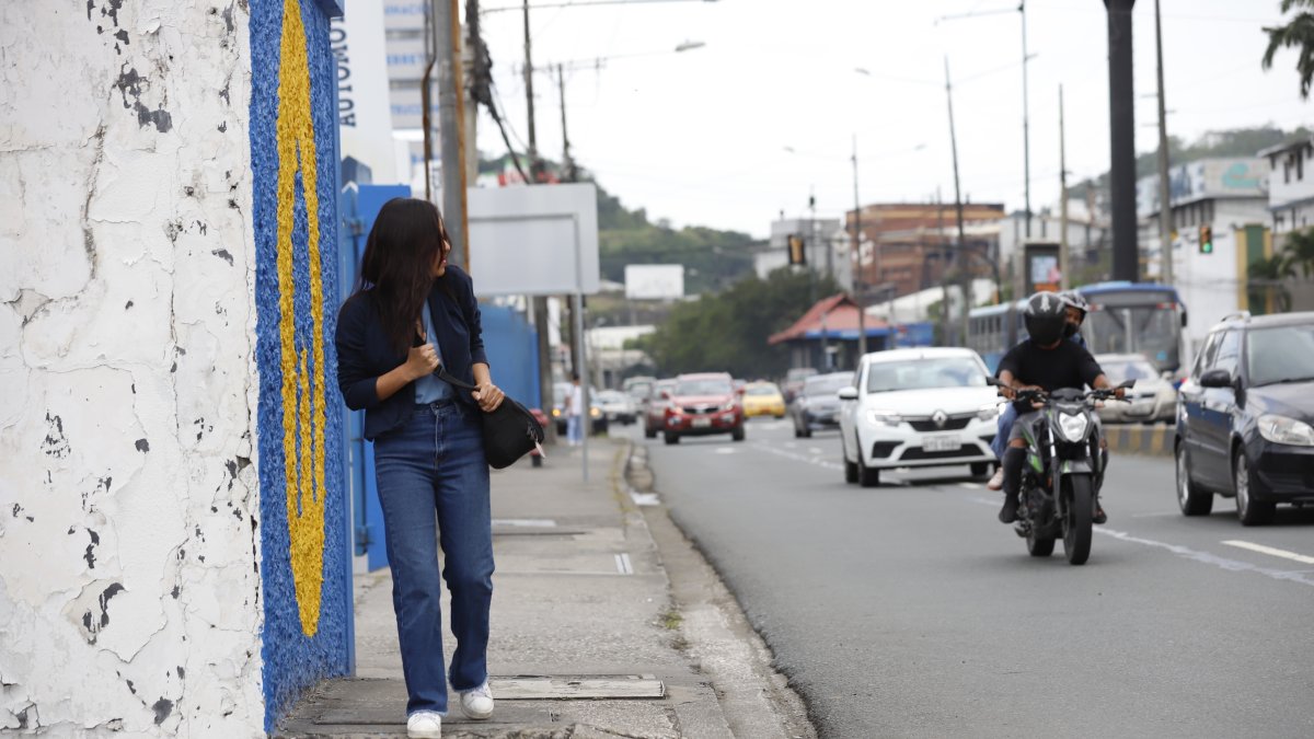 Reacción. Los ciudadanos se aferran a sus pertenencias por temor a ser asaltados en cualquier momento.