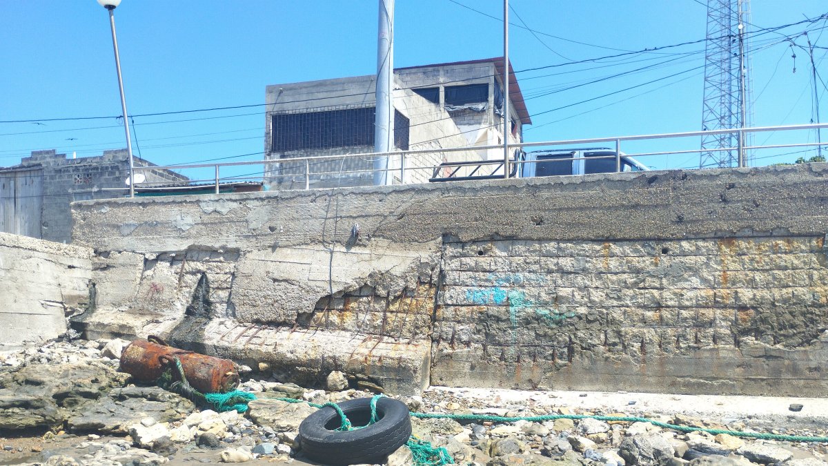 Chanduy. Así ha quedado la base del malecón tras la marejada.