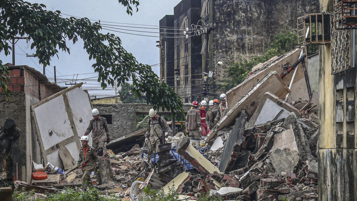 Organismos de socorro atienden la emergencia tras el desplome de un edificio en la localidad de Paulista, en la ciudad de Recife, Pernambuco
