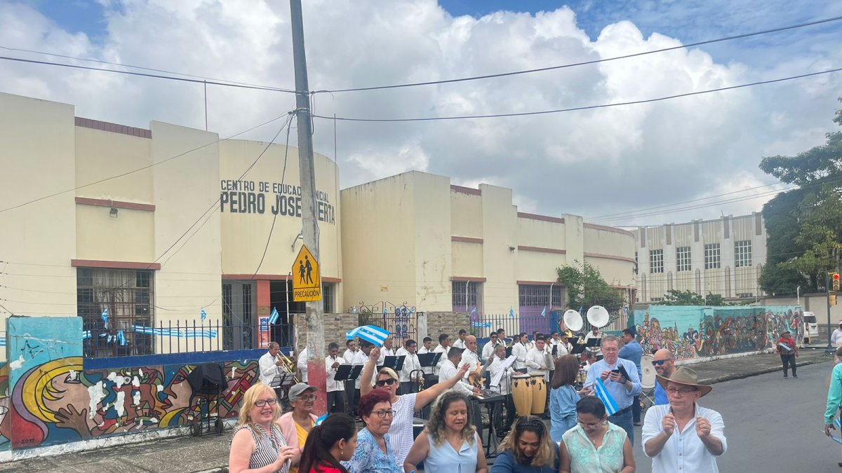 Los vecinos comenzaron a bailar en medio de la calzada.