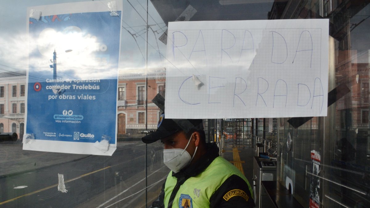 Un cartel pegado en una de las paradas anunciaba la suspensión del servicio.