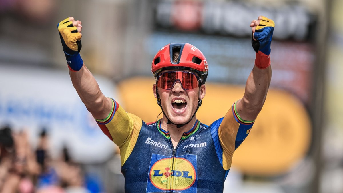 Mads Pedersen (Lidl Trek) tras pasar primero la meta de la etapa ocho.