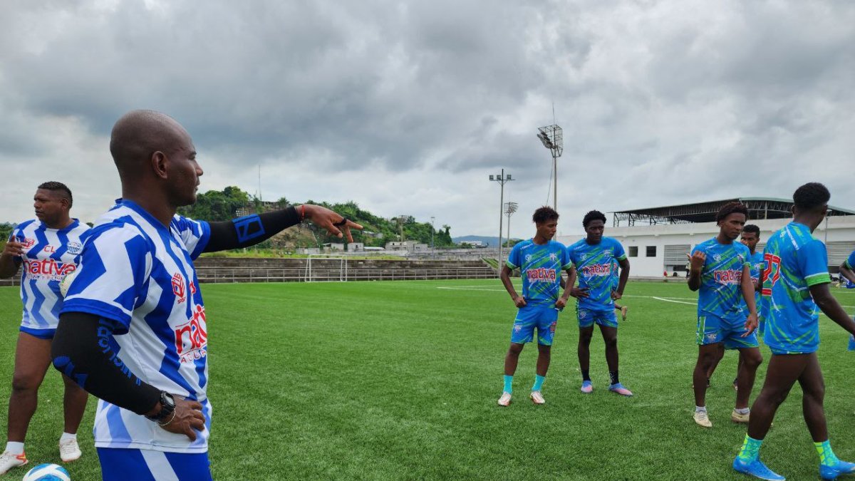 Óscar Bagüí durante una de las jornada de entrenamiento de Esmeraldas Petrolero.