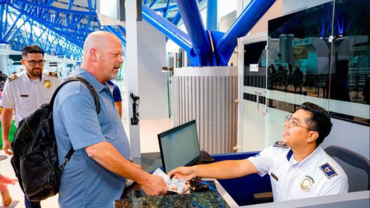 Rick Harrison, el conductor del famoso programa estadounidense “El Precio de la Historia” en su llegada a El Salvador