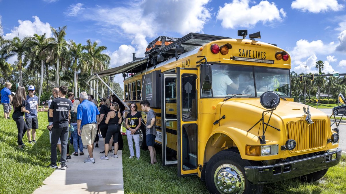 La pareja Oliver recorre Estados Unidos en un autobús escolar.