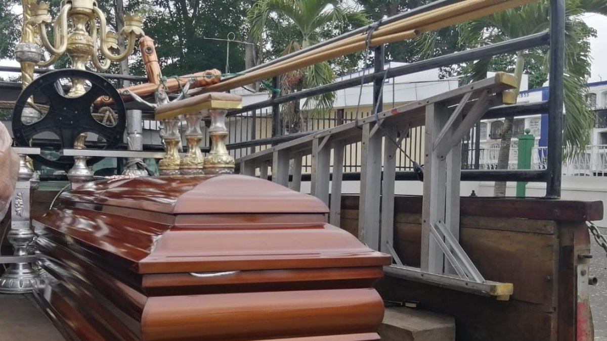 Tragedia. El cuerpo del fallecido ya ha sido colocado en un ataúd por sus familiares.