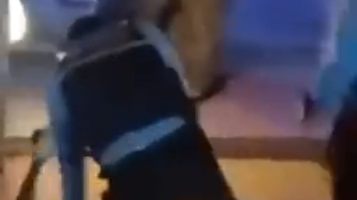 En el video se observa como el comerciante informal es golpeado