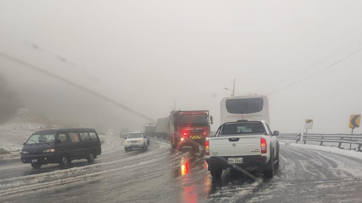 La caída de nieve en el sector de Papallacta sorprendió a los conductores.