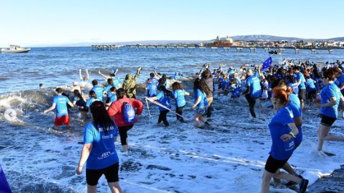 Miles de personas realizaron el baño gélido