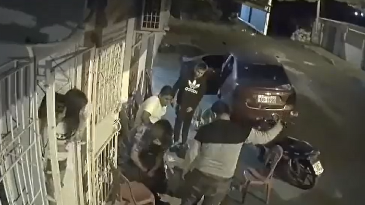 Kelvin Suárez se desplomó y fue a dar al piso, luego de recibir el tiro.