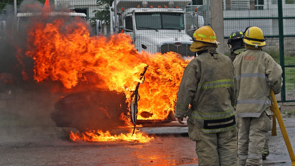 Los bomberos lucharon contra el fuego provocado