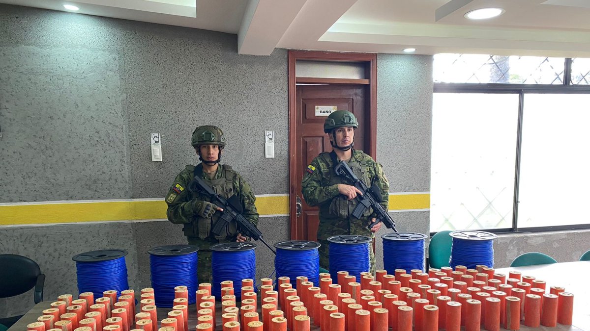 Explosivos. En Tulcán se decomisaron 159 tacos de pentolita cilíndrica.