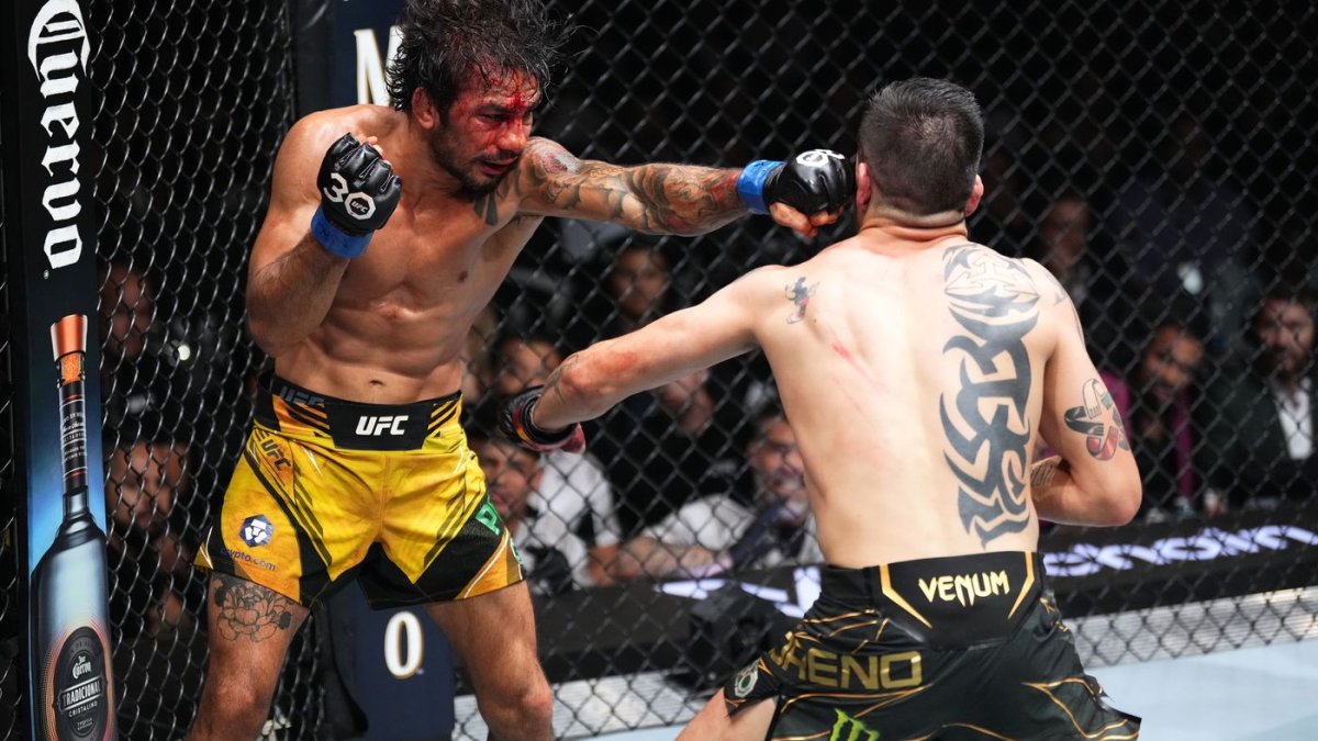 Pantoja (i) estiró su registro a 26 victorias y cinco derrotas.