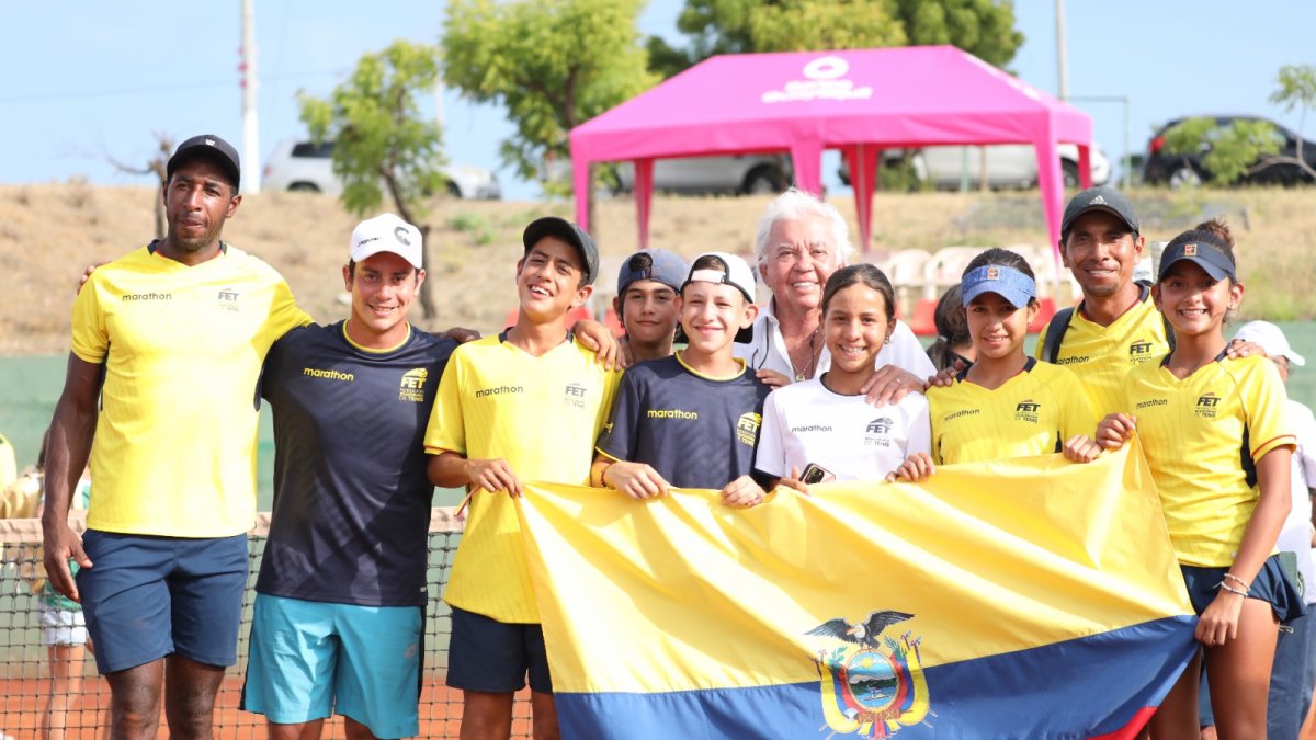 Jugadores, cuerpo técnico y dirigente, luego del torneo sub-12 en Salinas.