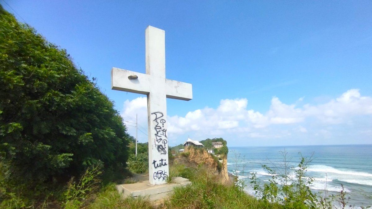Descuidos. La icónica cruz del santuario se encuentra llena de grafitis y en un área ahora en riesgo.