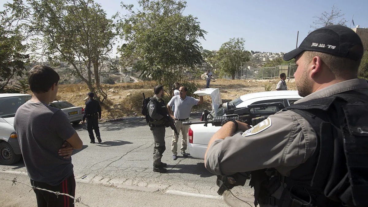 Imagen referencial. Policía de Israel realizando inspección en vehículos.