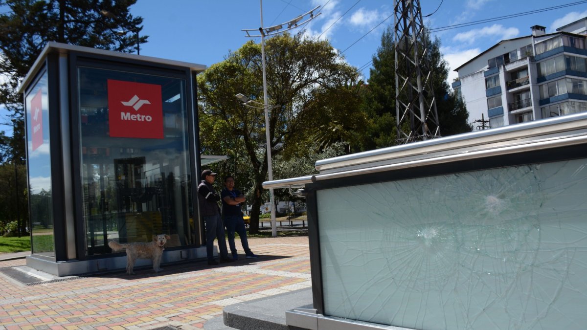 Situación.La madrugada del 9 de julio, la parada  La Carolina del metro fue vandalizada por gente no identificada. A pedradas rompieron los paneles de acceso