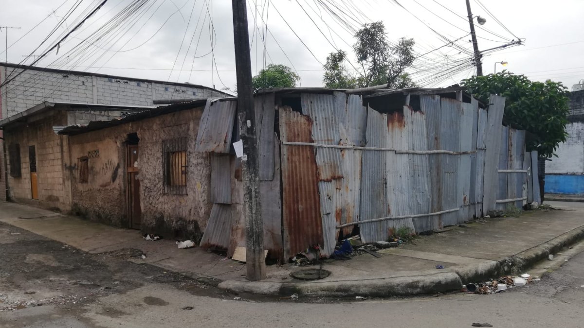 A  la casa de una planta donde se registró la matanza llegaron familiares de uno de los fallecidos.