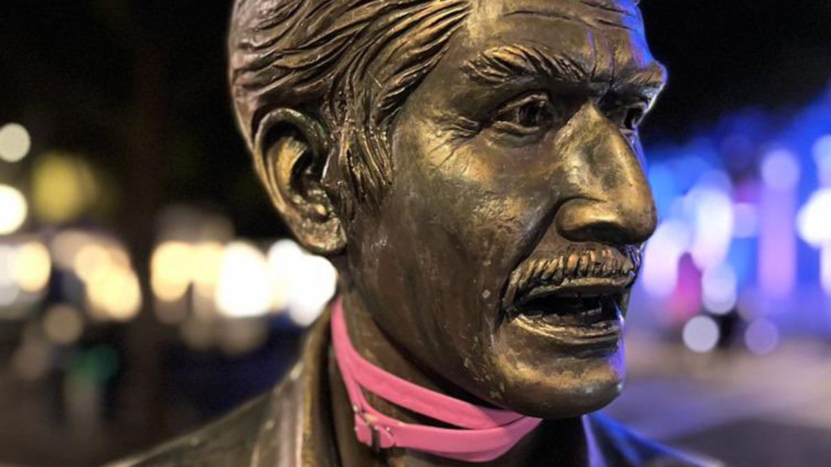 Fotografía de una de las esculturas del centro de Guayaquil con el collar rosa en el cuello.
