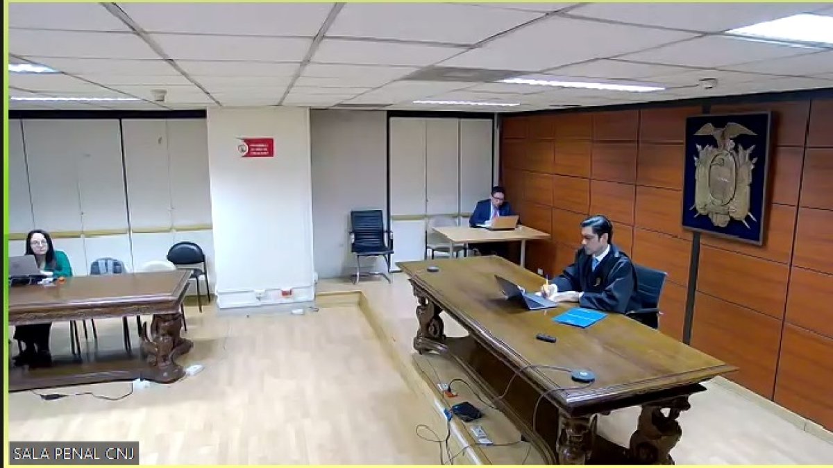 El juez Luis Rivera escuchó los argumentos de la defensa de Vera y de la fiscal Salazar.