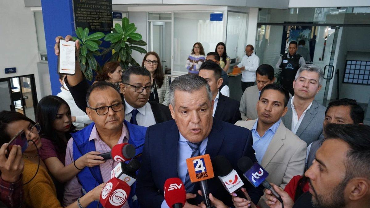 Pedro Solines encabezó el pedido firmado por 80 de los 221 alcaldes del país. Jhonny Firmat (izquierda) negó las acusaciones de Solines.