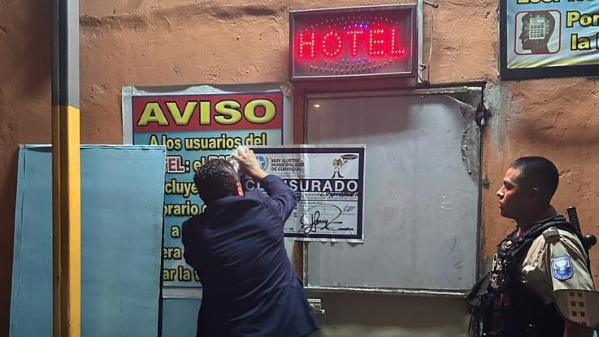 Personal Municipal procede a colocar los sellos de clausura en uno de los hoteles.