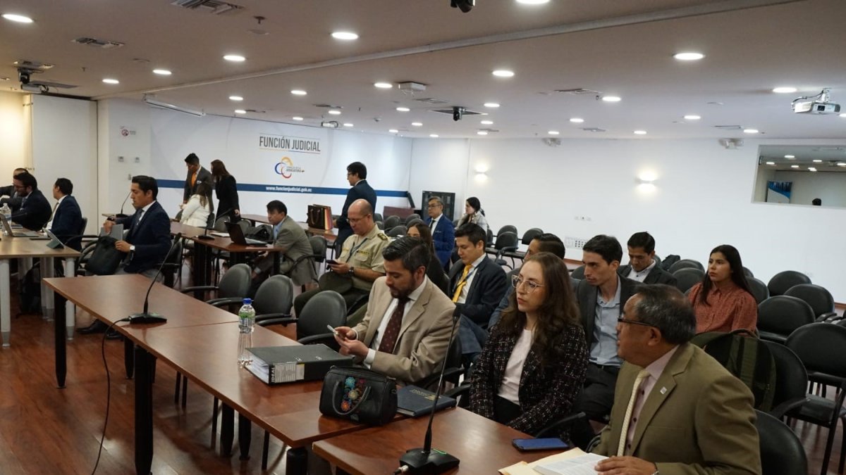 Diligencia. Las partes procesales llegaron al auditorio del Complejo Judicial Norte para la reinstalación del caso.