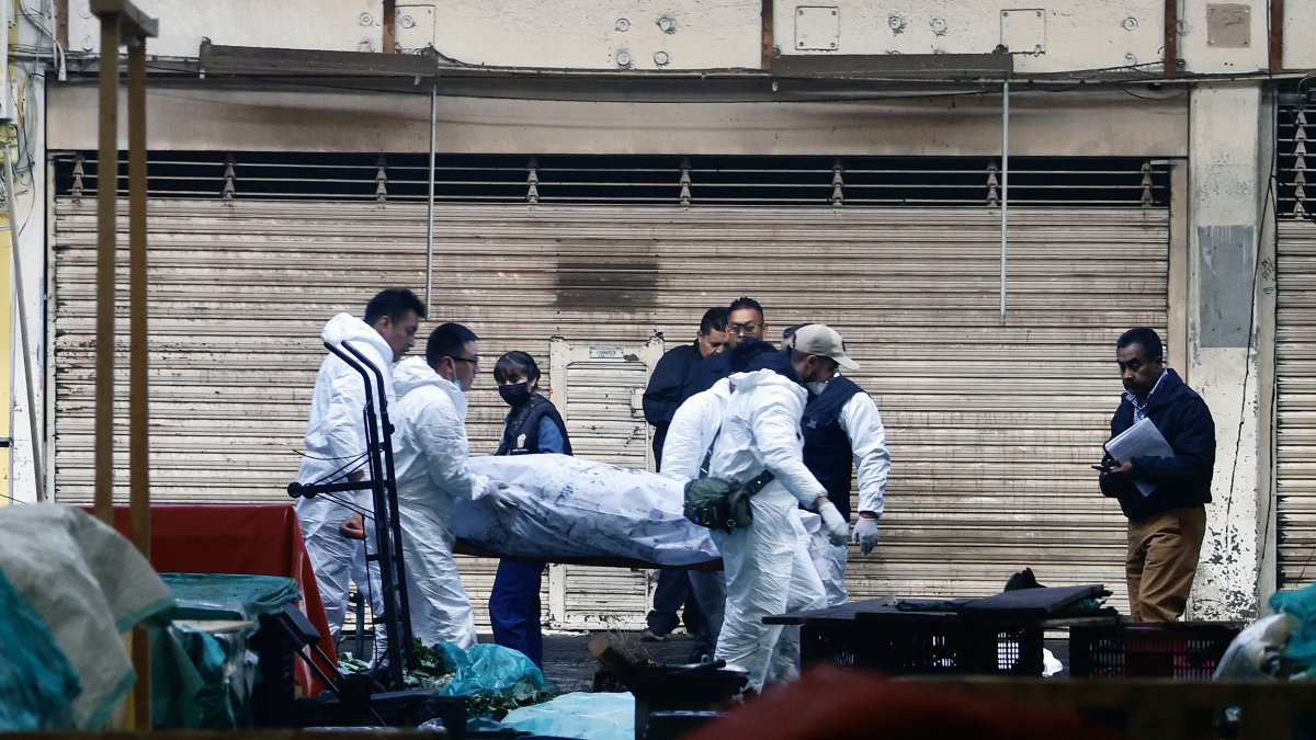 Peritos forenses trabajan en la zona donde se registró un incendio durante la madrugada de este lunes 10 de julio en la ciudad de Toluca (México).