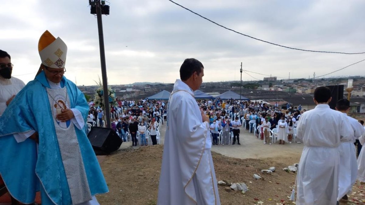 Actividad. Decenas de personas se congregan en los alrededores del Santuario María Madre de Guayaquil.