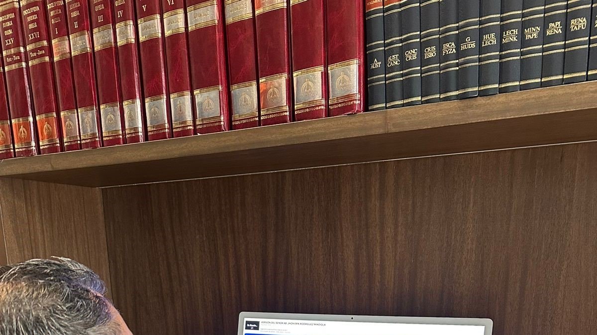 Diligencia. Ricardo Vanegas, defensor del juez Rodríguez, minutos previos a la instalación de la versión.