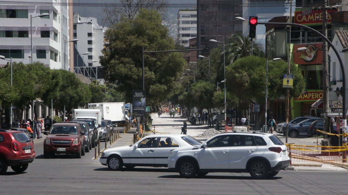 Obras. Los arreglos en las calles también suman la conflictividad del tránsito vehicular en zonas de alta carga. No existen rótulos ni señalización que ayude a evitar eso.