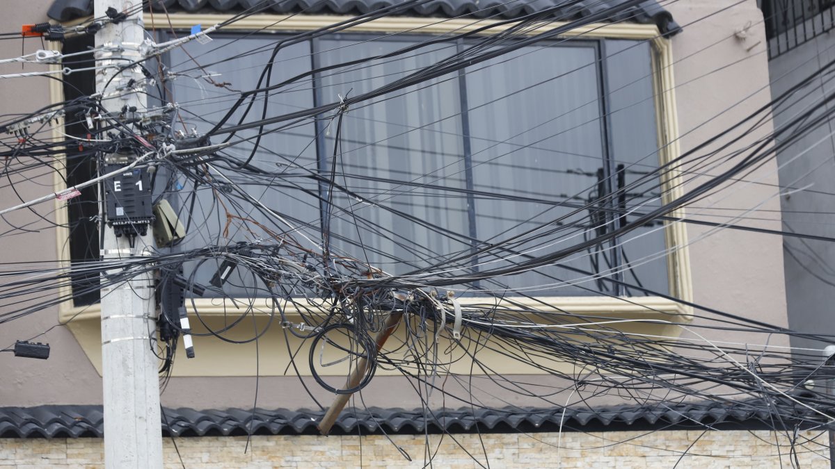 En la mayoría de las viviendas de la ciudadela Albatros, los cables de los postes están a punto de ingresar por las ventanas.
