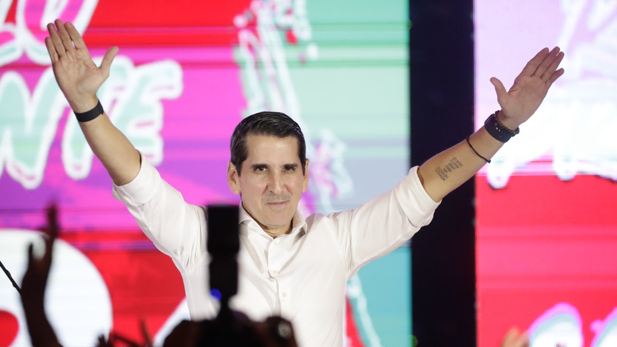 Rómulo Roux celebra su triunfo en las elecciones primarias del Partido Cambio Democrático, en Panamá,