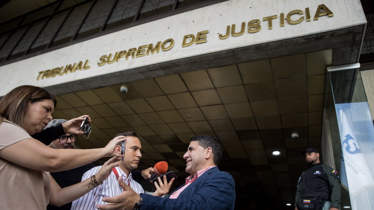 El precandidato presidencial Luis Ratti habla con la prensa a la entrada de la sede del Tribunal Supremo de Justicia (TSJ) este lunes 10 de julio en Caracas.