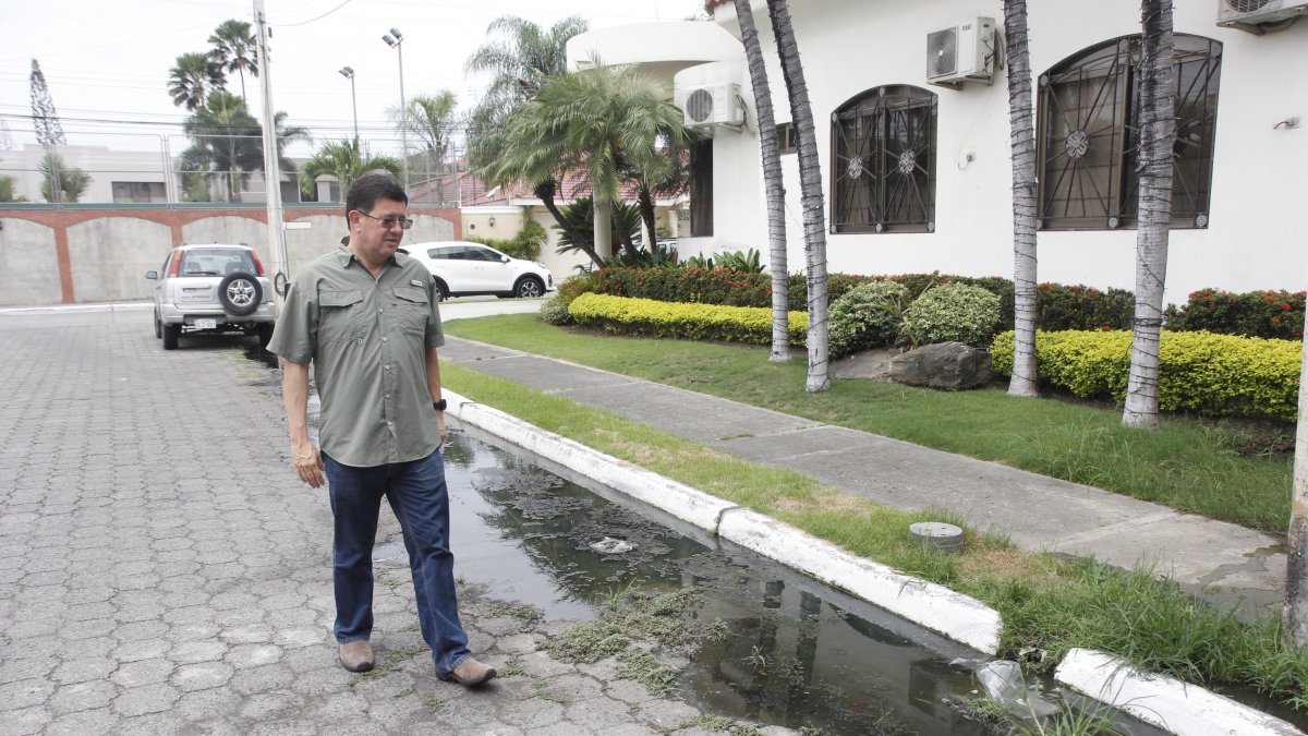 Aquamarina. Los residentes deben esquivar las aguas malolientes.
Aquamarina una urbanización cerca de La Puntilla, no tiene alcantarillado y usa pozos sépticos Agencia (Ag-extra)