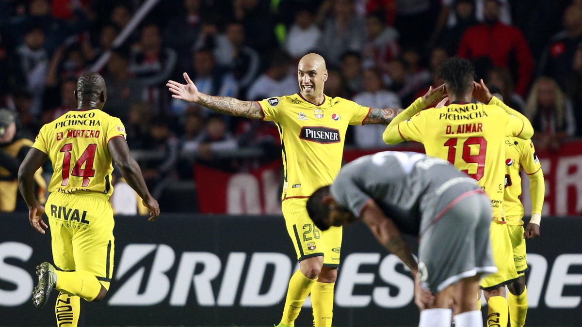 La plantilla de Barcelona celebra el gol de Ariel Nahuelpán (c), que selló la victoria en condición de visita por 0-2 ante Estudiantes de la Plata, en la fase de grupos de la Copa Libertadores 2017.