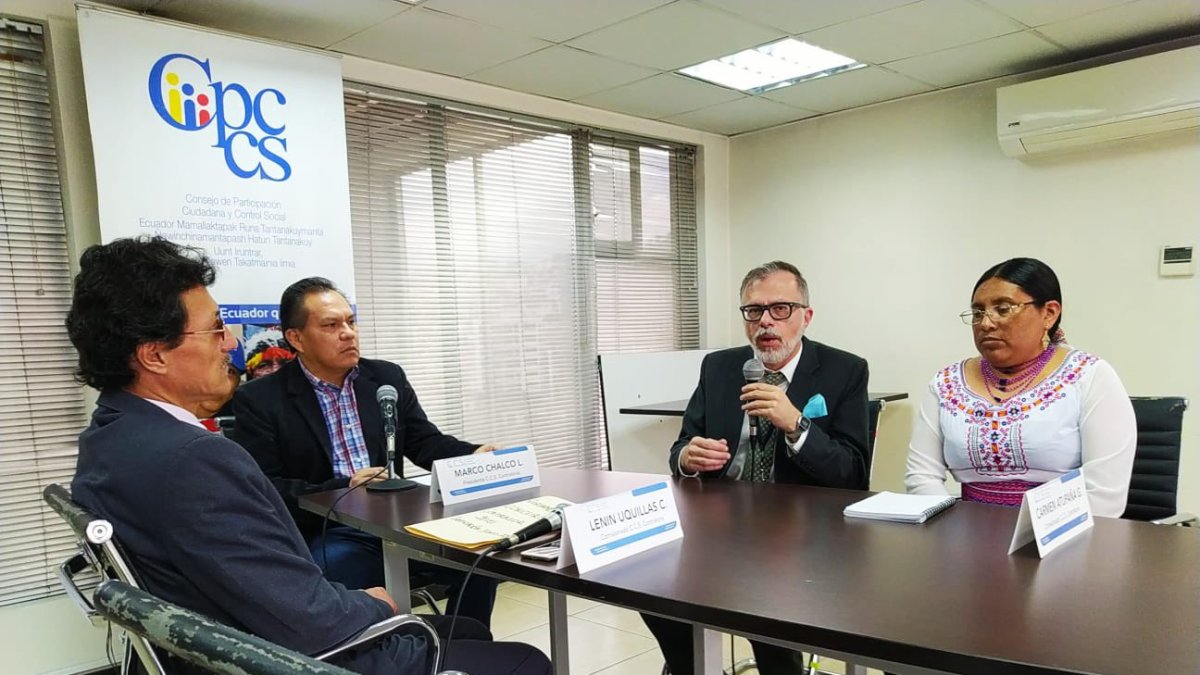 Marcho Chalco (c) preside la comisión ciudadana de selección del concurso de la Contraloría.