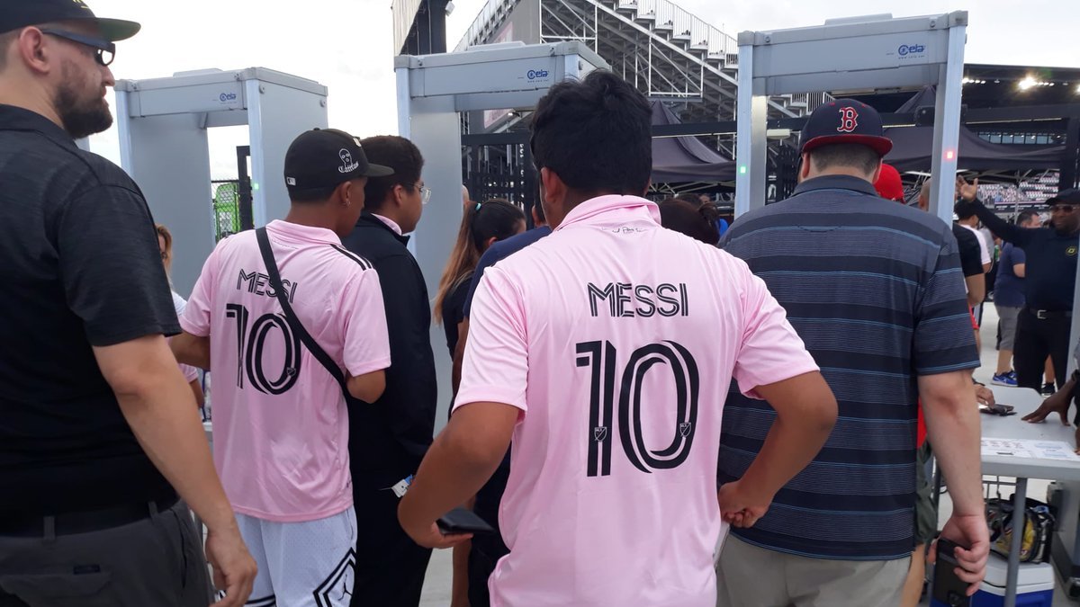 En las afueras de los puntos de venta del uniforme es visible extensas filas de aficionados.