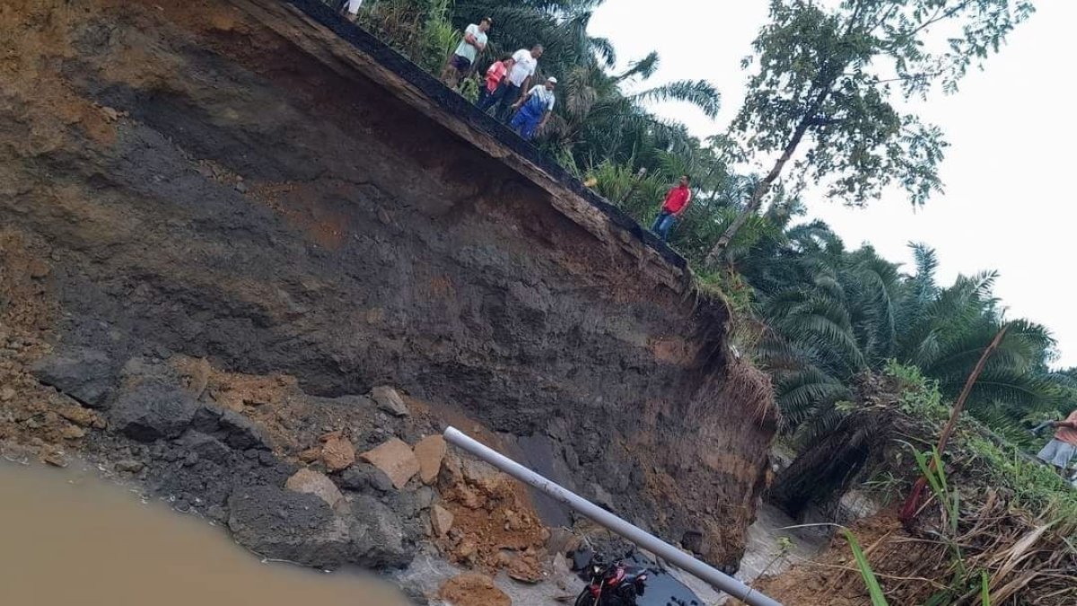 Destrucción. La enorme zanja se formó por el colapso de alcantarillas.
