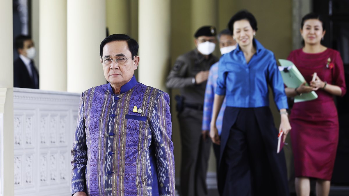 El primer ministro de Tailandia, Prayut Chan-o-cha, a su salida de una reunión de Gabinete.
