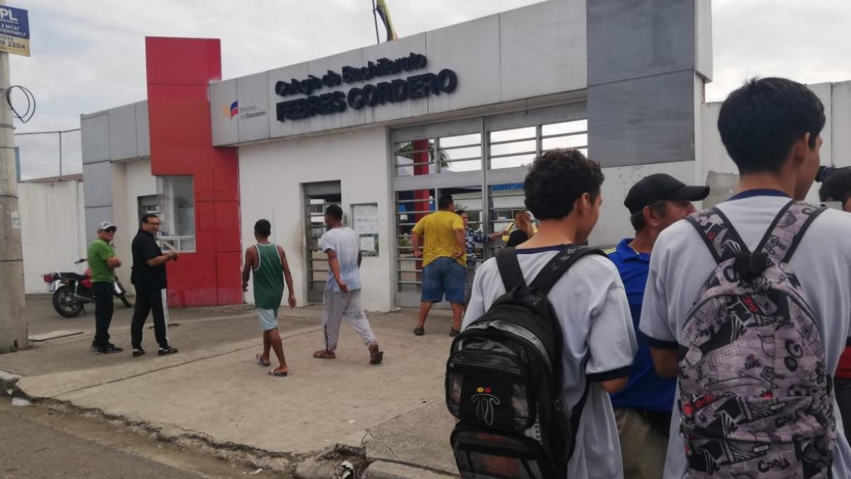 En un colegio del suburbio de Guayaquil hubo alarma por una supuesta amenaza de bomba.