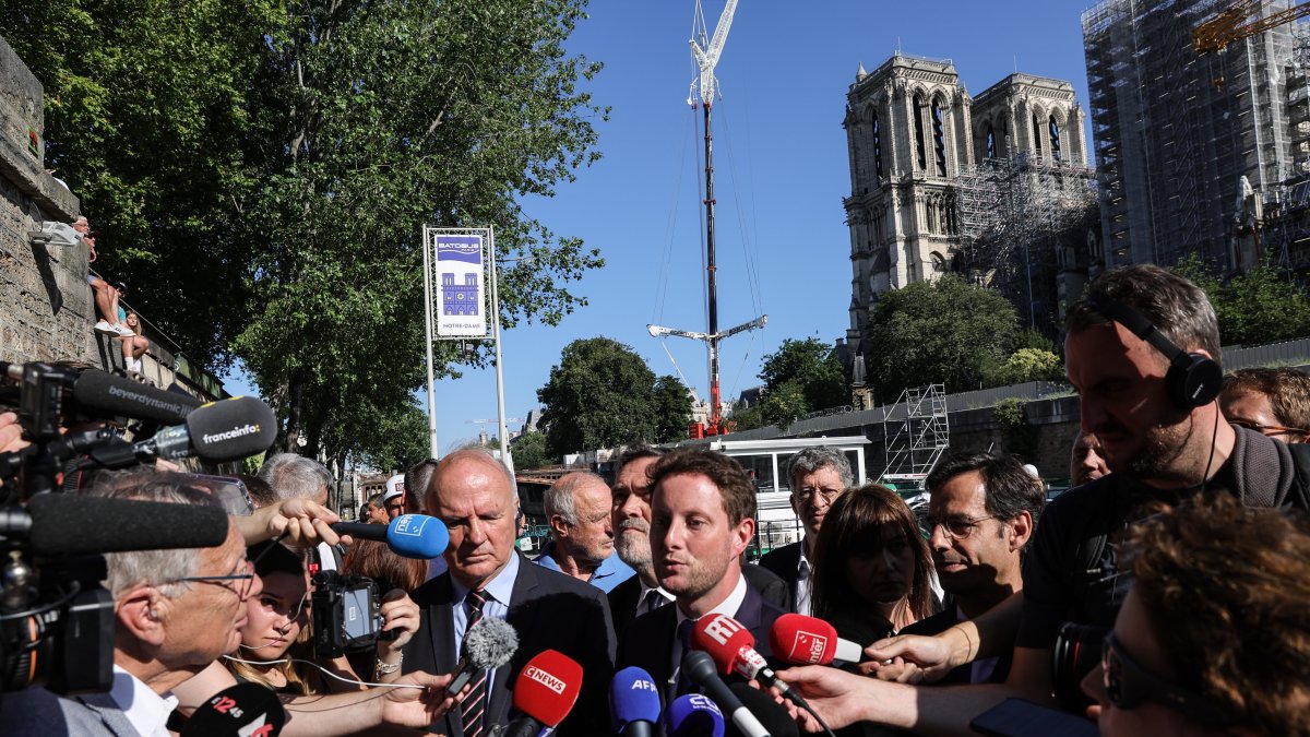 El ministro francés de Transporte, Clement Beaune (centro) y Jean-Louis Georgelin (izq), quien supervisa la reconstrucción de Notre Dame, hablan con los medios.