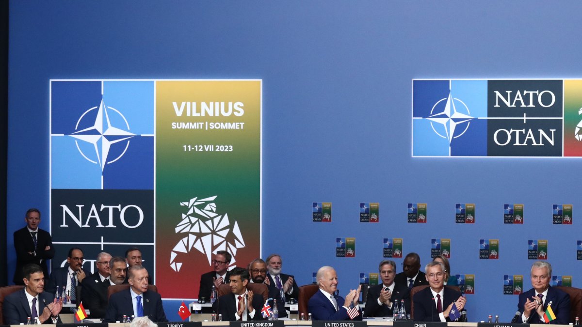 Los jefes de Gobierno de España, Turquía, Reino Unido, Estados Unidos y Lituania, entre otros, durante la primera sesión de la Cumbre de la OTAN en Vilnius, este martes 11 de julio.