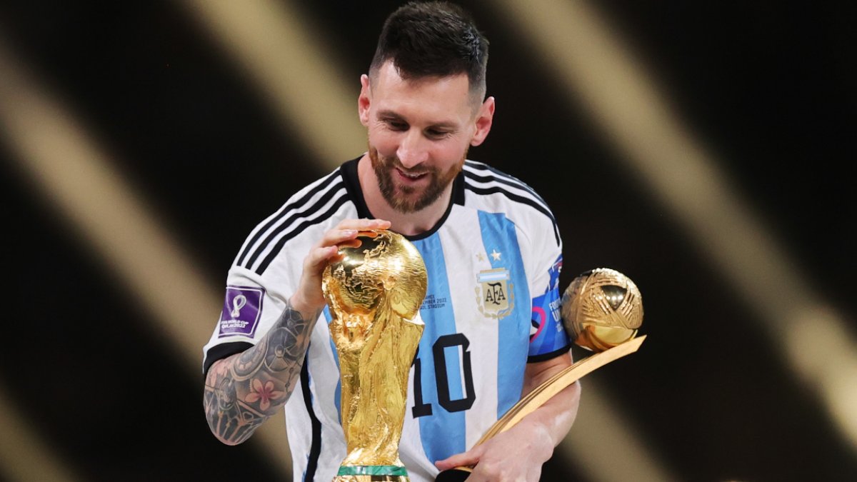 Leonel Messi ganó el premio al mejor jugador de la Copa del Mundo y también el trofeo Mundial en Catar 2022.