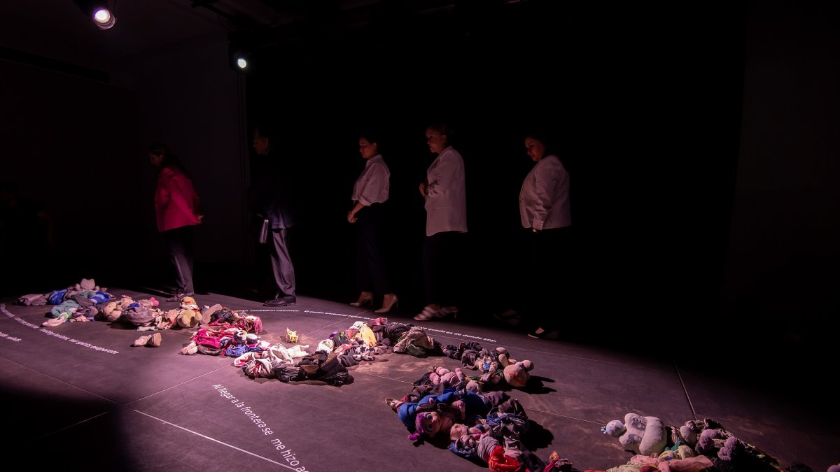 Monterrey. Varias personas visitan la exposición ‘Lo que permanece’.