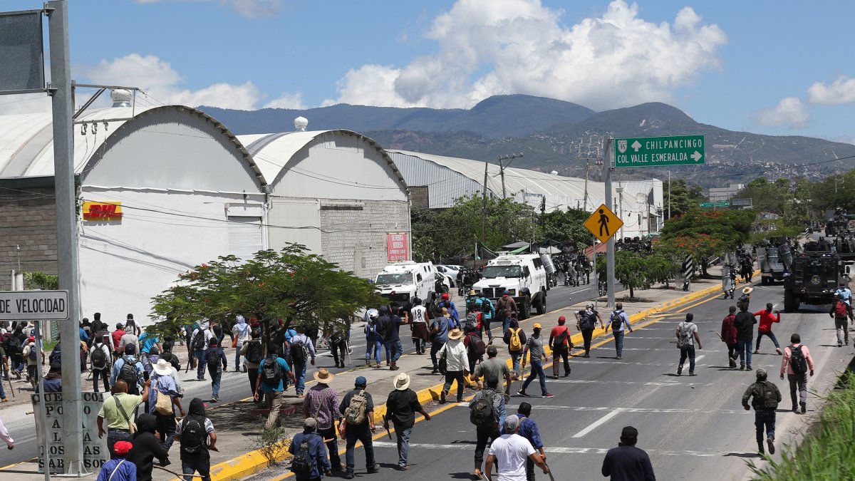 Cientos de pobladores y transportistas se enfrentan con integrantes de la Guardia Nacional y de la policía estatal, este martes 11 de julio en Guerrero, México.